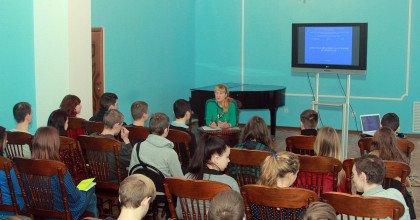 участие студентов в дикуссии на тему «О способах введения в заблуждение потребителей» - фото - 1