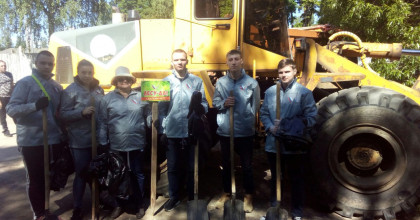 волонтеры дорожного отделения приняли участие в субботнике в Красном Бору - фото - 1