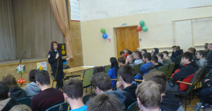 встреча студентов корпуса № 2 строительного колледжа с инспектором ОПДН ОП № 1 УМВД России по г. Смоленску, майором полиции Л.А. Кулагиной - фото - 1