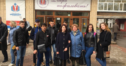 волонтеры монтируют выставку в СмолГУ - фото - 1