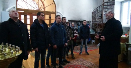 волонтеры колледжа приняли участие в уборке прихрамовой территории храма Иоанна Богослова - фото - 1