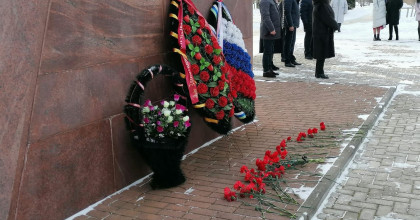 акция в Сквере Памяти Героев - фото - 1