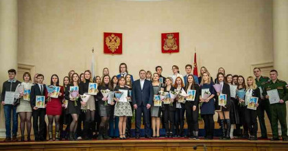 губернатор Алексей Островский наградил победителей регионального конкурса молодых ученых и обладателей стипендии имени князя Смоленского Романа Ростиславовича - фото - 1