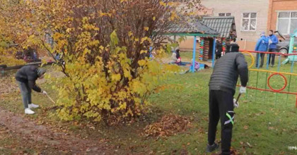 накануне Дня народного единства в Смоленске прошли субботники по уборке городской территории - фото - 1