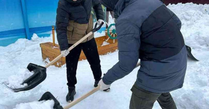 студенты помогли расчистить от снега детский сад - фото - 1