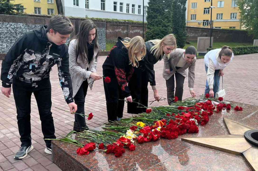 возложение цветов к Вечному огню - фото - 1