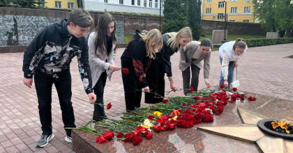 возложение цветов к Вечному огню - фото - 1