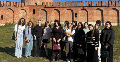 экскурсия в прошлое: студенты-туристы у Смоленской стены   - фото - 1