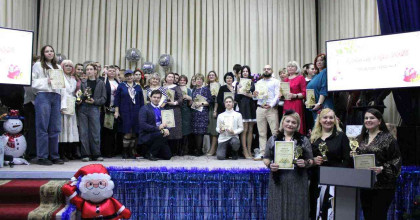 "премия года 2025" в ретро-красках - фото - 1