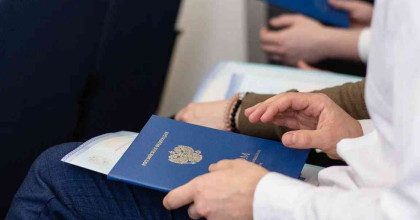 вручение дипломов - новый этап в жизни выпускников - фото - 1